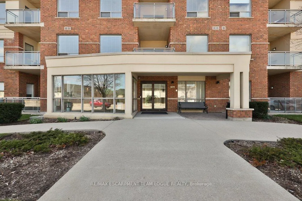 Photo 2 of Unit 102, 5070 Fairview Street, Burlington, Appleby — HOMEH