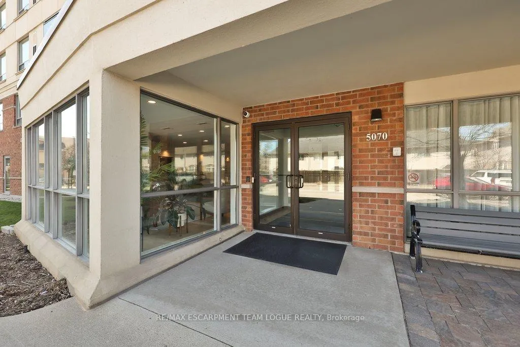 Photo 3 of Unit 102, 5070 Fairview Street, Burlington, Appleby — HOMEH