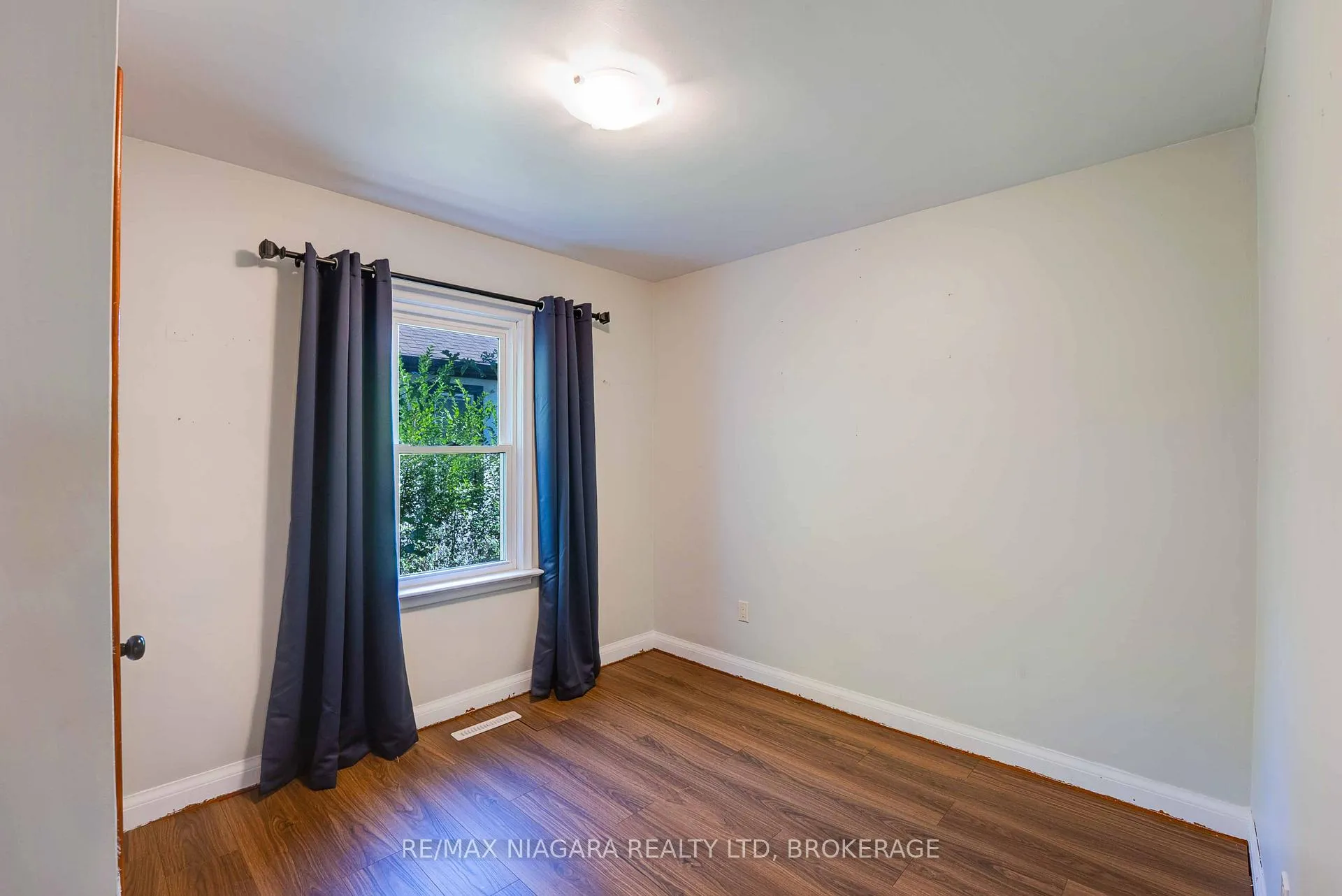 Photo 13 of 6589 Dunn Street, Niagara Falls, Dorchester — HOMEH