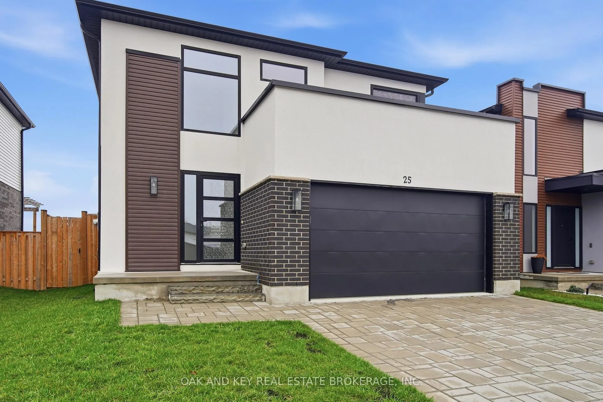 Photo 2 of 25 Alexander Circle, Strathroy-Caradoc, SE — HOMEH