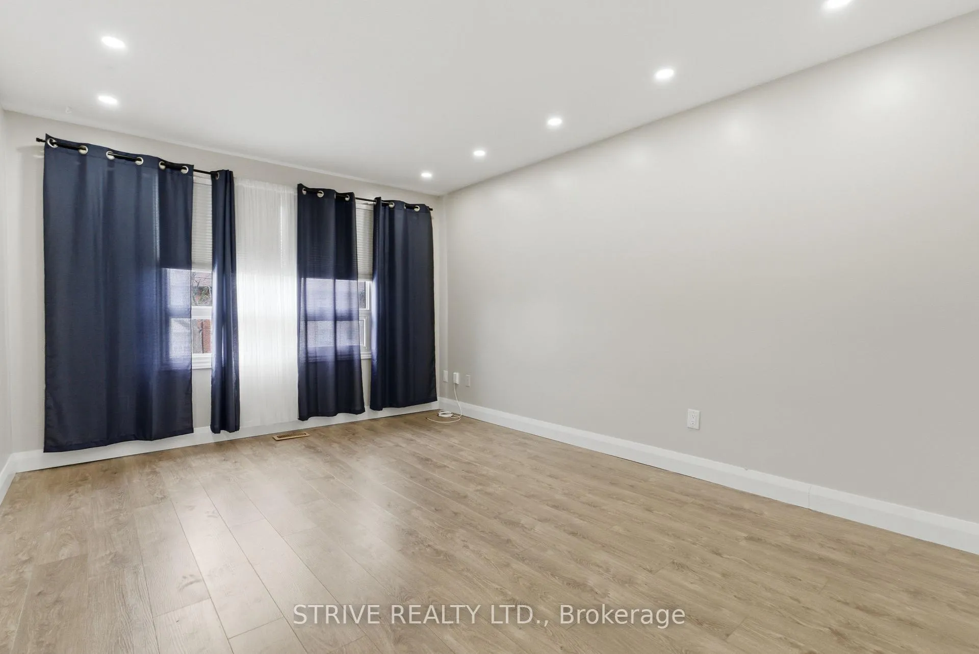 Photo 3 of 290 Lakeview Park Avenue, Oshawa, Lakeview — HOMEH