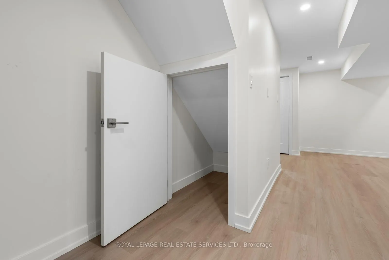 Photo 18 of Unit Lower, 1129 Mount Pleasant Road, Toronto, Mount Pleasant East — HOMEH