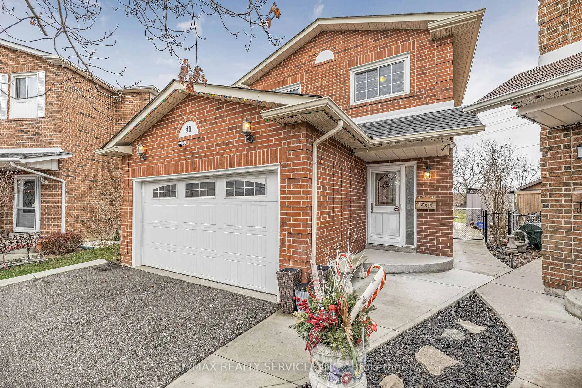 Photo 2 of 40 Crenshaw Court, Brampton, Heart Lake West — HOMEH
