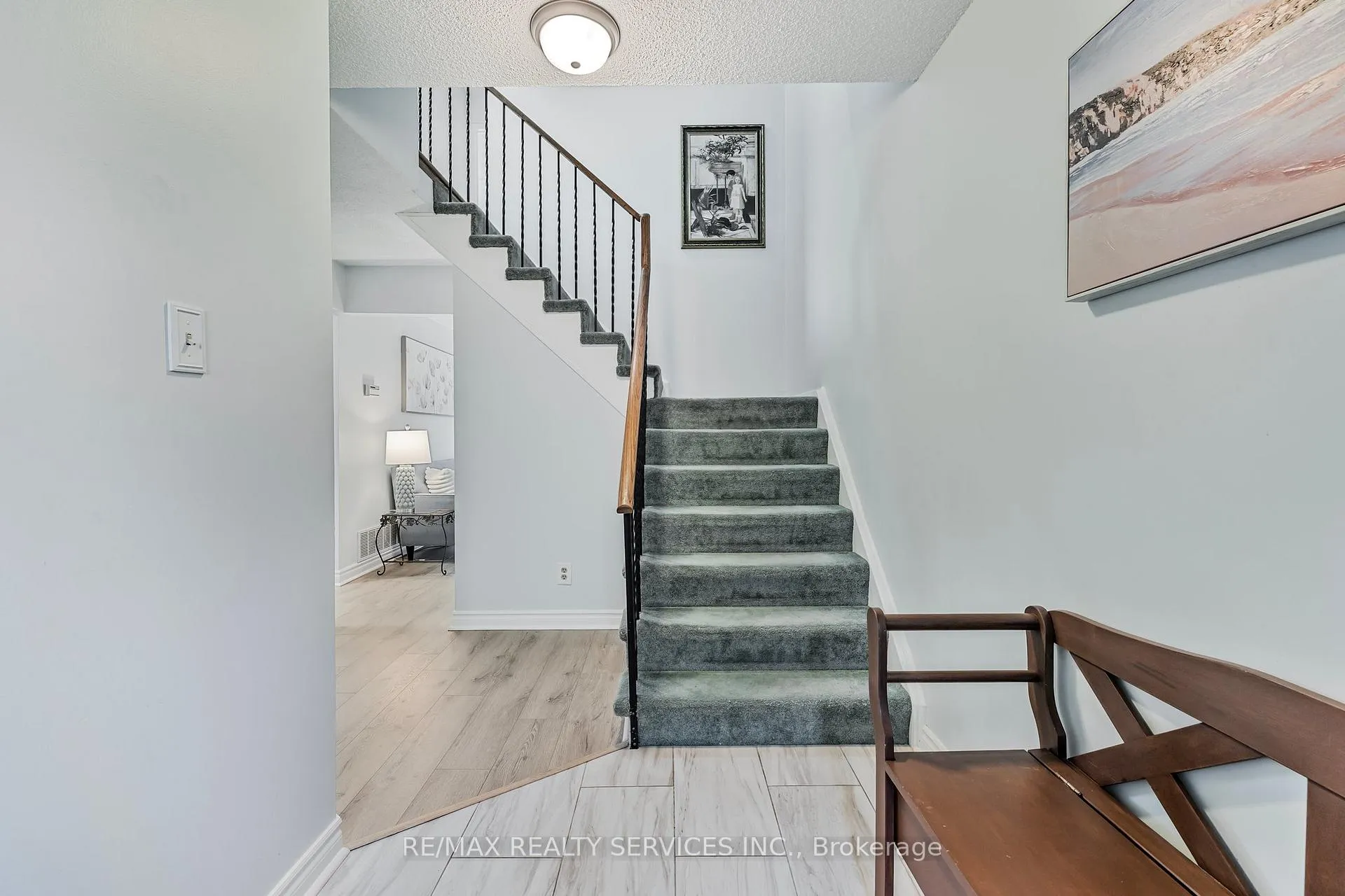 Photo 4 of 40 Crenshaw Court, Brampton, Heart Lake West — HOMEH