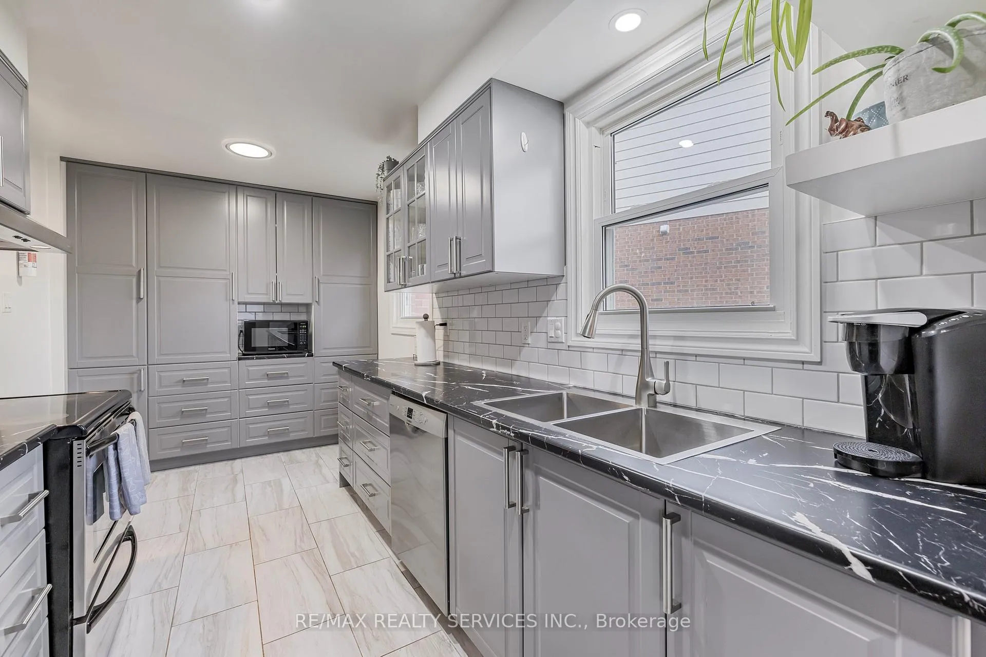 Photo 14 of 40 Crenshaw Court, Brampton, Heart Lake West — HOMEH