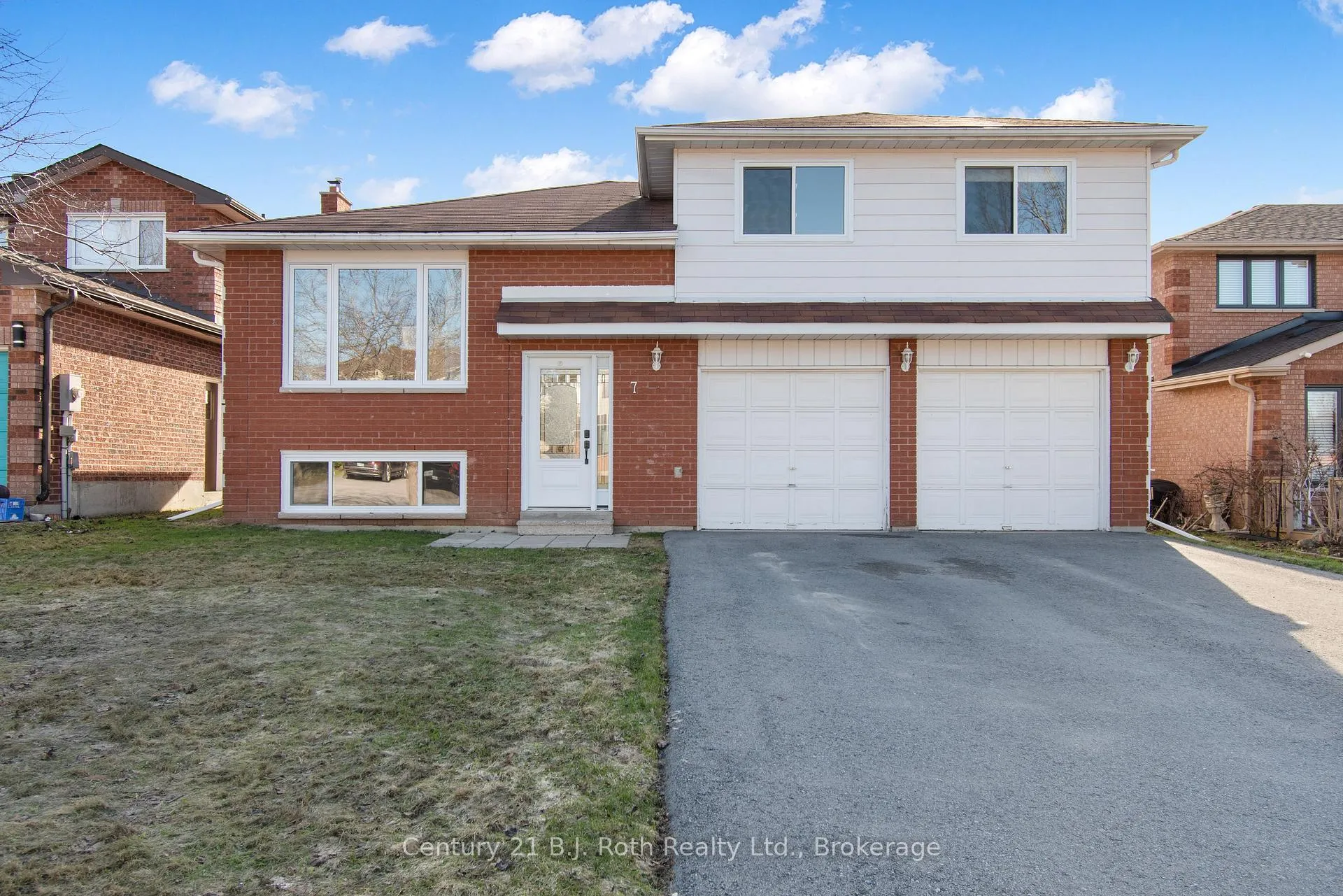 Photo 2 of 7 Carmichael Court, Orillia — HOMEH