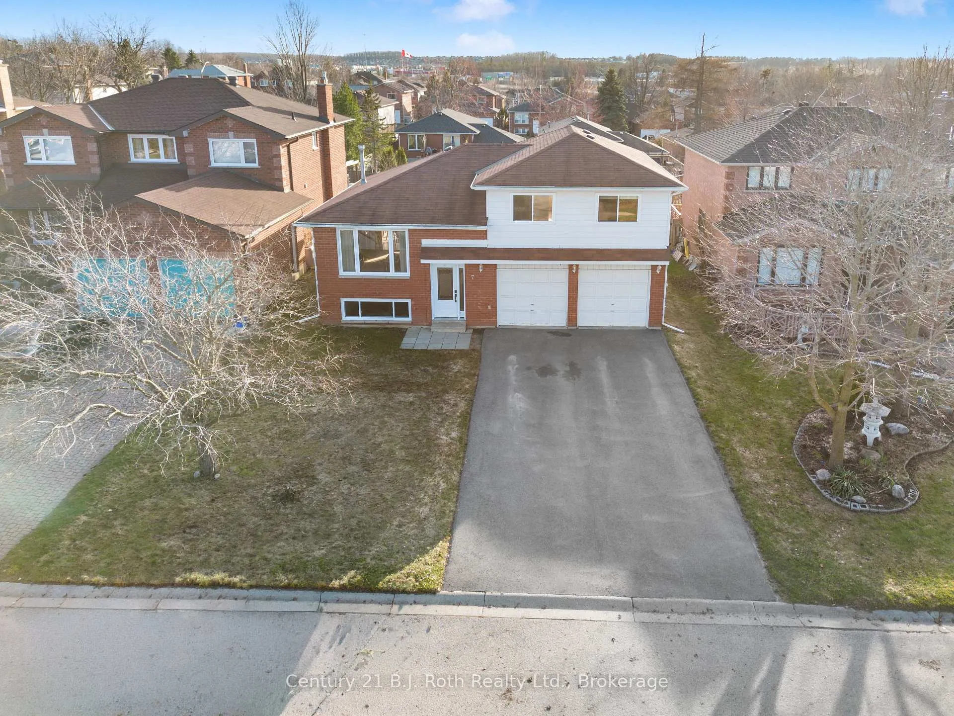 Photo 3 of 7 Carmichael Court, Orillia — HOMEH