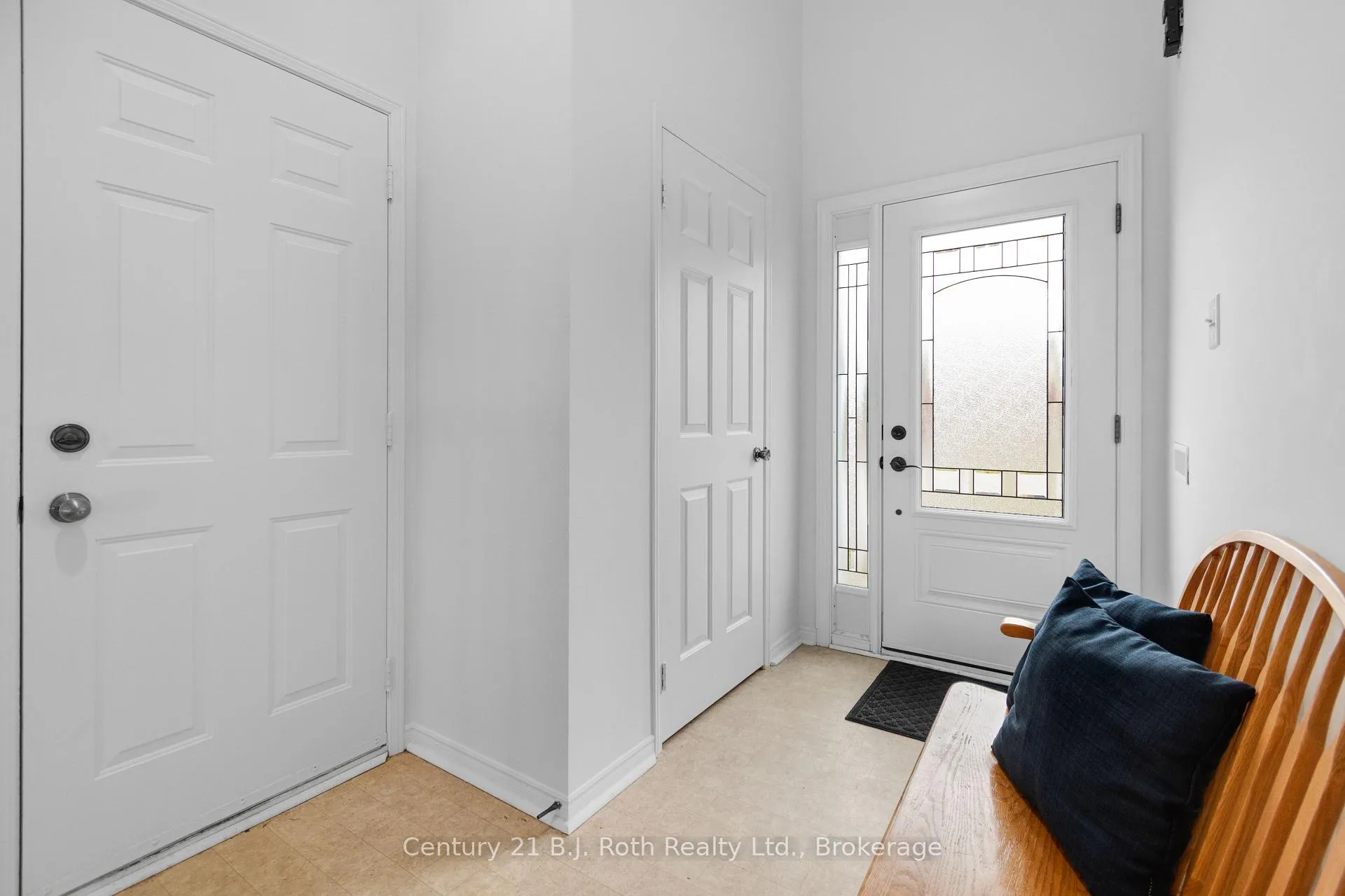 Photo 5 of 7 Carmichael Court, Orillia — HOMEH