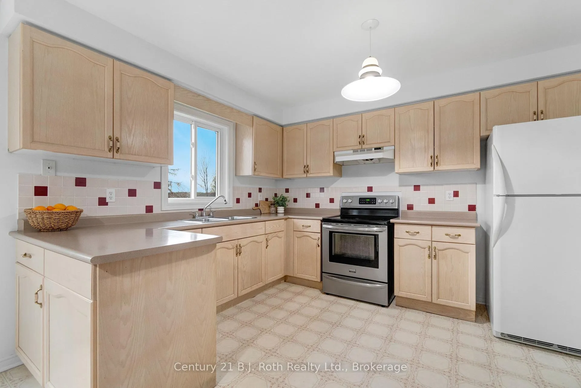 Photo 11 of 7 Carmichael Court, Orillia — HOMEH