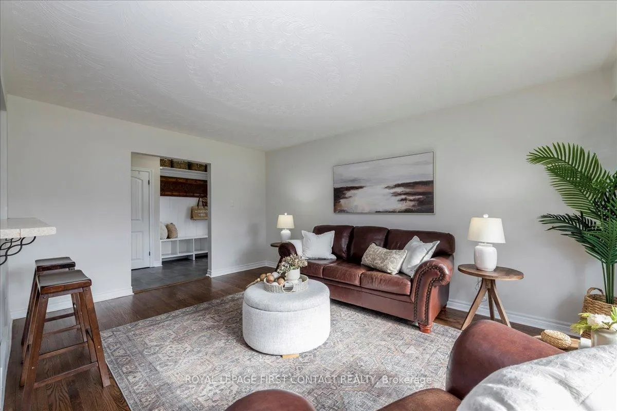 Photo 8 of 32 Springhome Road, Barrie, Allandale Heights — HOMEH