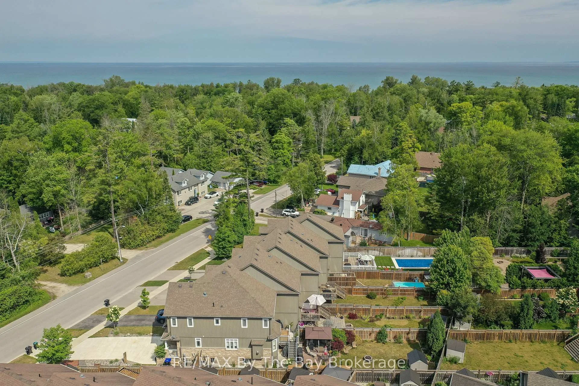 Photo 3 of 121 45th Street N, Wasaga Beach — HOMEH