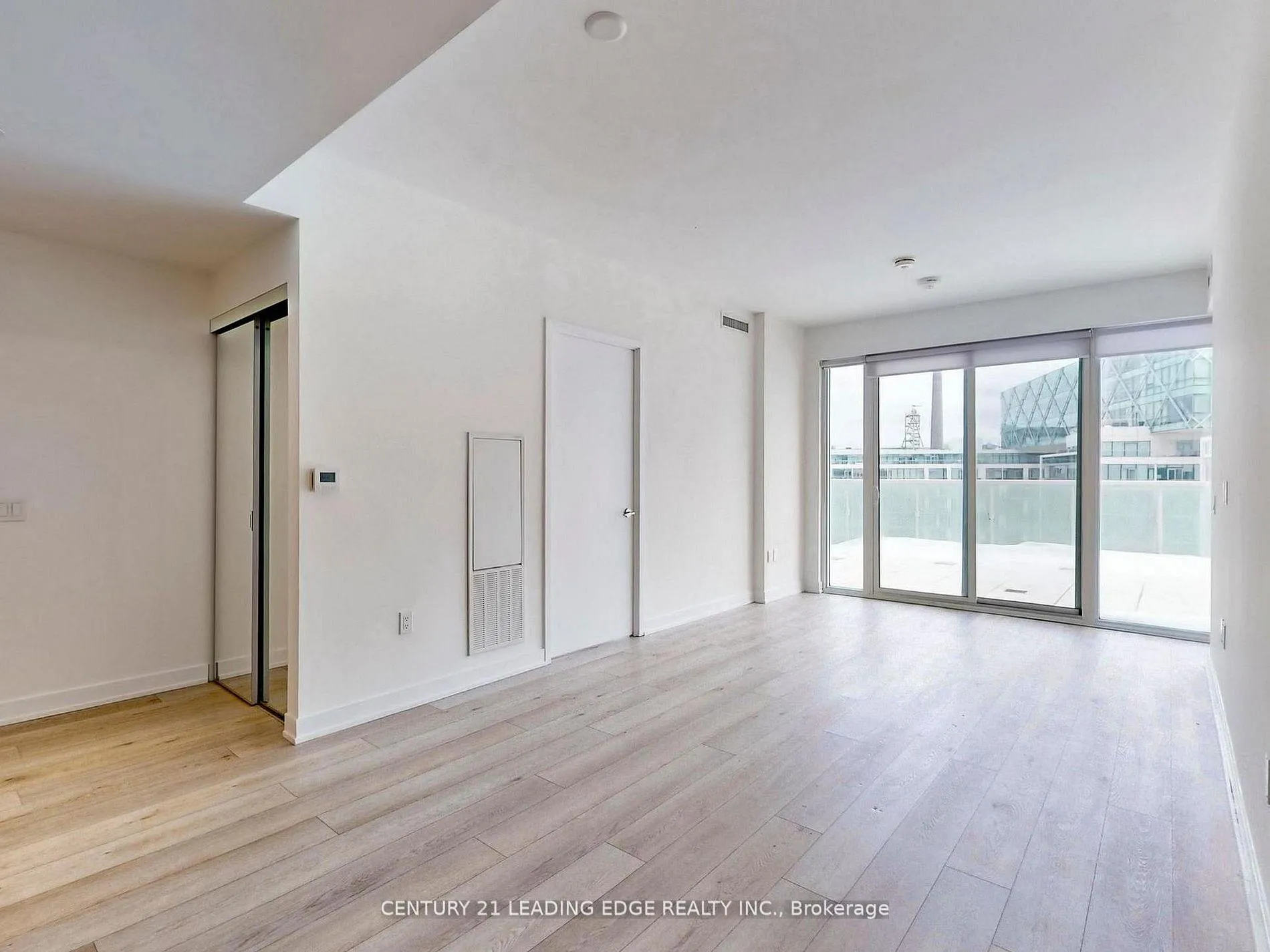 Photo 5 of Unit 1002, 15 Queens Quay E, Toronto, Waterfront Communities — HOMEH