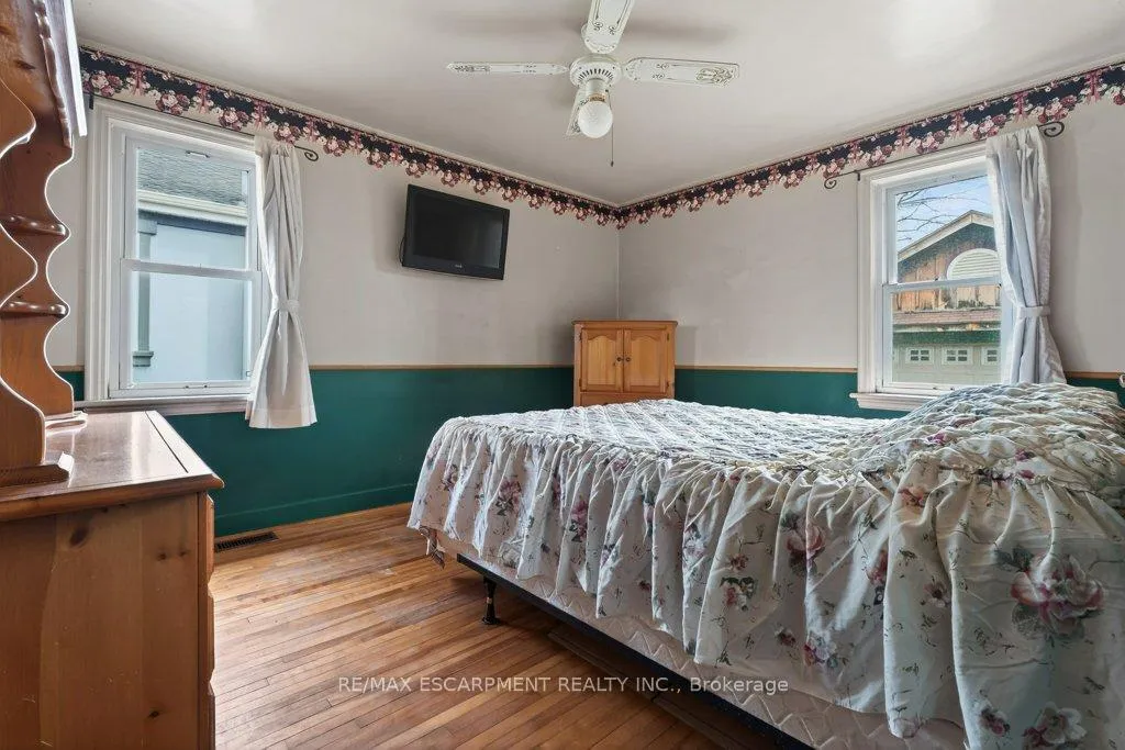 Photo 4 of 69 West 4th Street, Hamilton, Bonnington — HOMEH