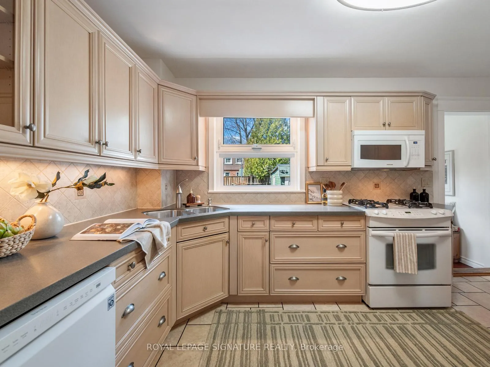 Photo 12 of 120 Hollywood Crescent, Toronto, Woodbine Corridor — HOMEH