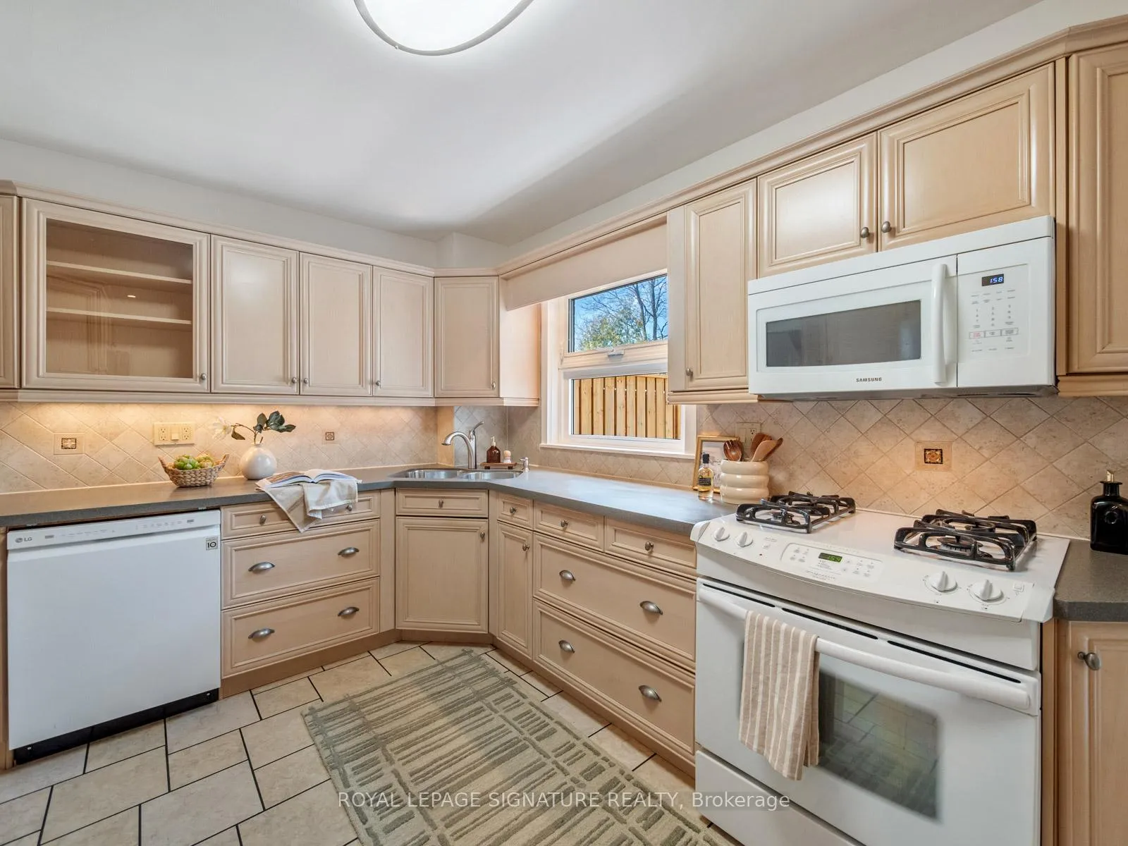 Photo 16 of 120 Hollywood Crescent, Toronto, Woodbine Corridor — HOMEH