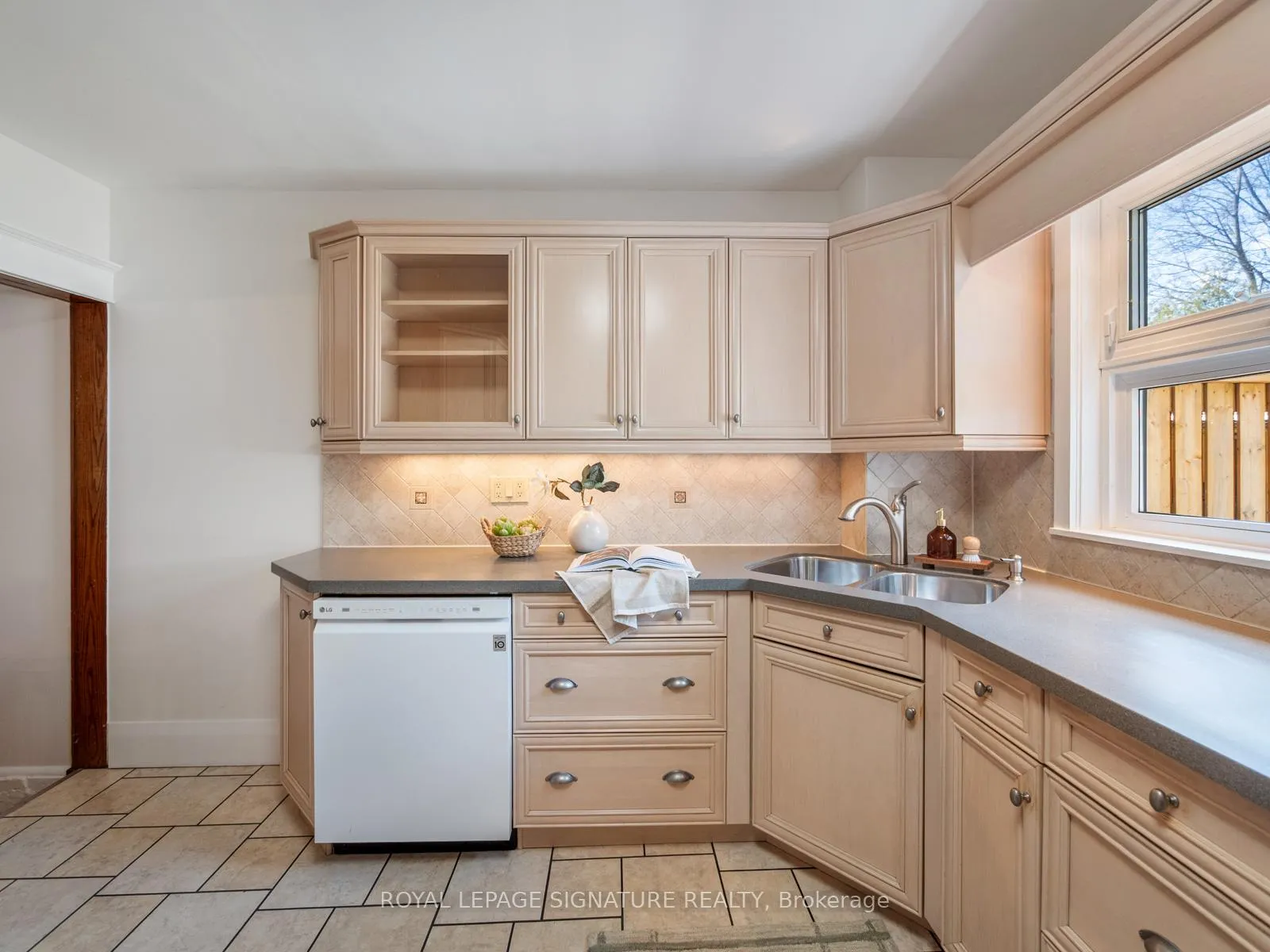 Photo 17 of 120 Hollywood Crescent, Toronto, Woodbine Corridor — HOMEH
