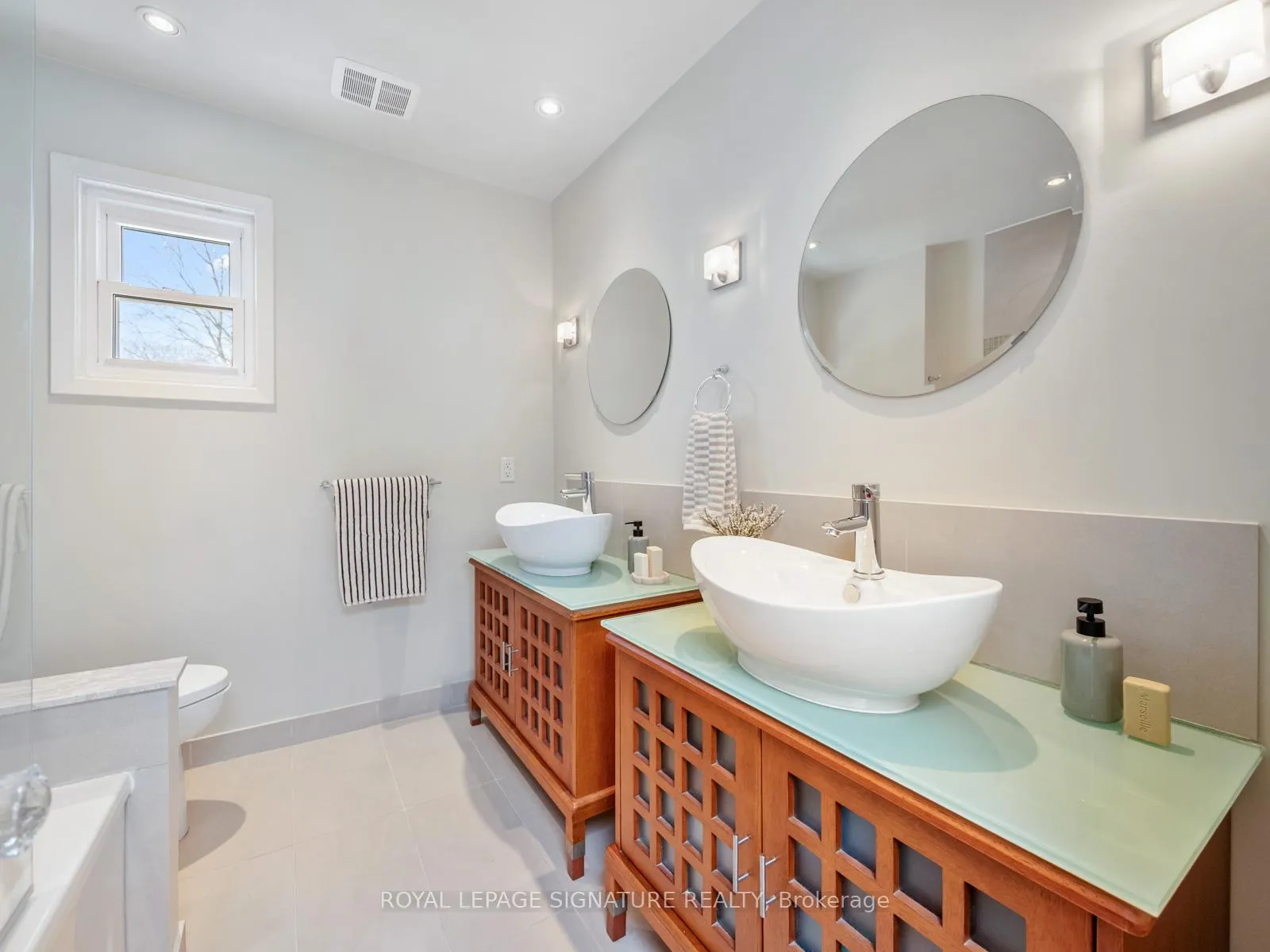 Photo 30 of 120 Hollywood Crescent, Toronto, Woodbine Corridor — HOMEH