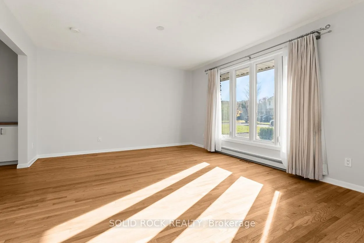 Photo 4 of 26 A (Main House) Ettrick Crescent, Ottawa, Barrhaven - Pheasant Run — HOMEH