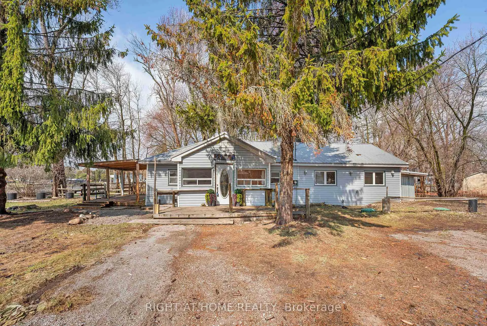 Photo 2 of 260 Beach Road, Innisfil, Gilford — HOMEH