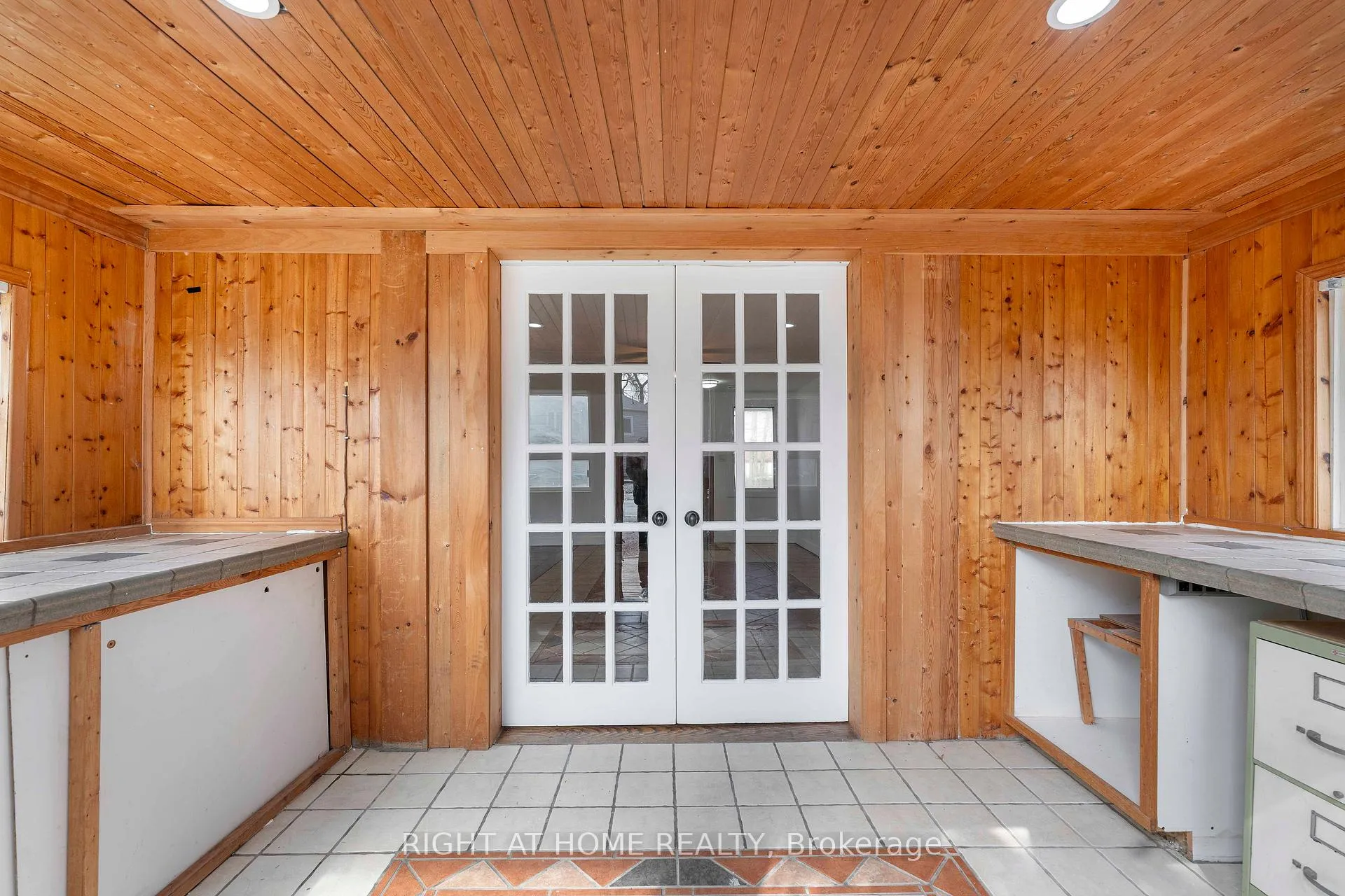 Photo 6 of 260 Beach Road, Innisfil, Gilford — HOMEH