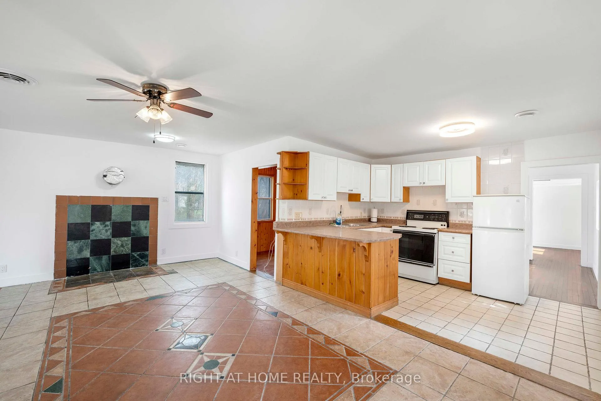 Photo 14 of 260 Beach Road, Innisfil, Gilford — HOMEH