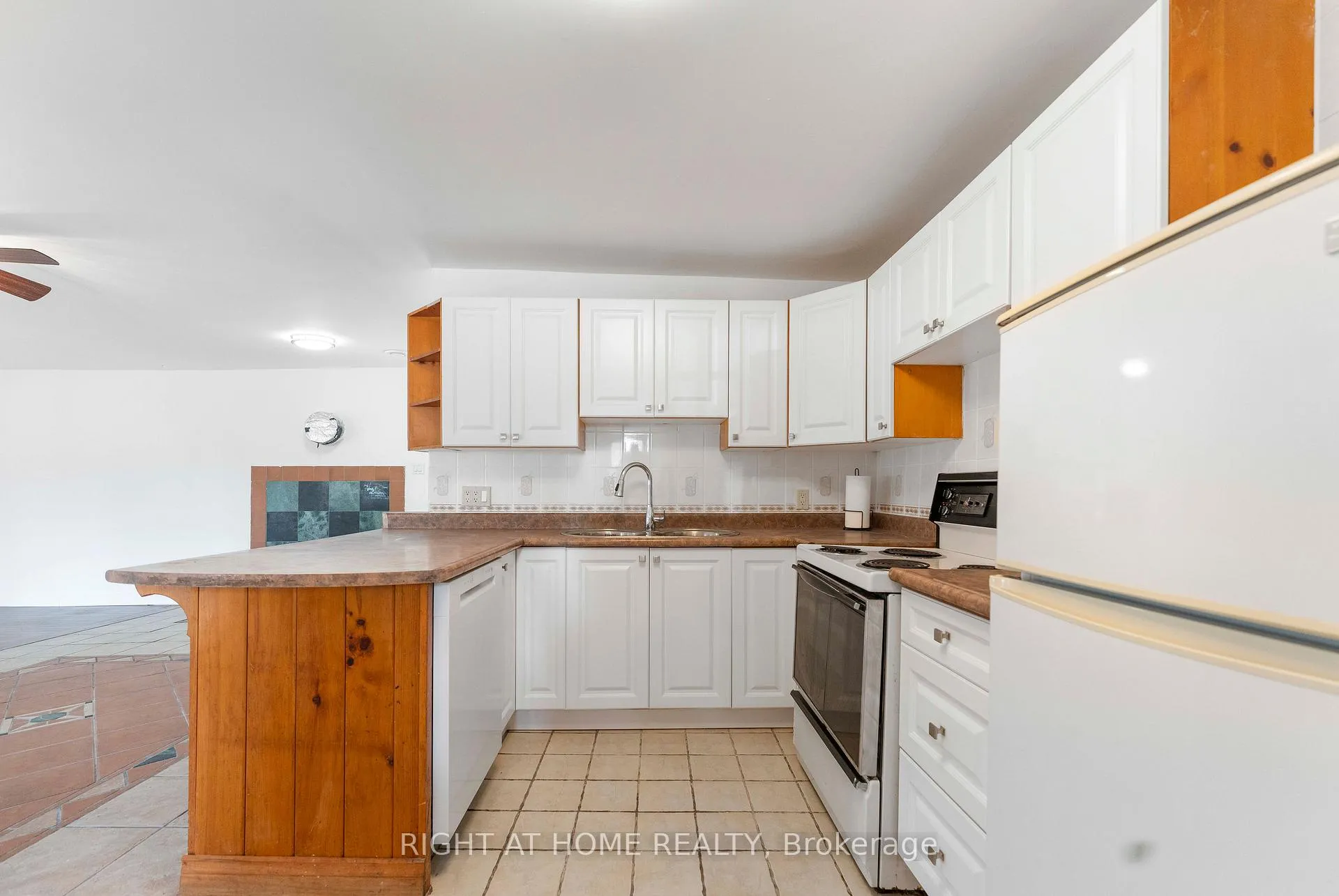 Photo 15 of 260 Beach Road, Innisfil, Gilford — HOMEH