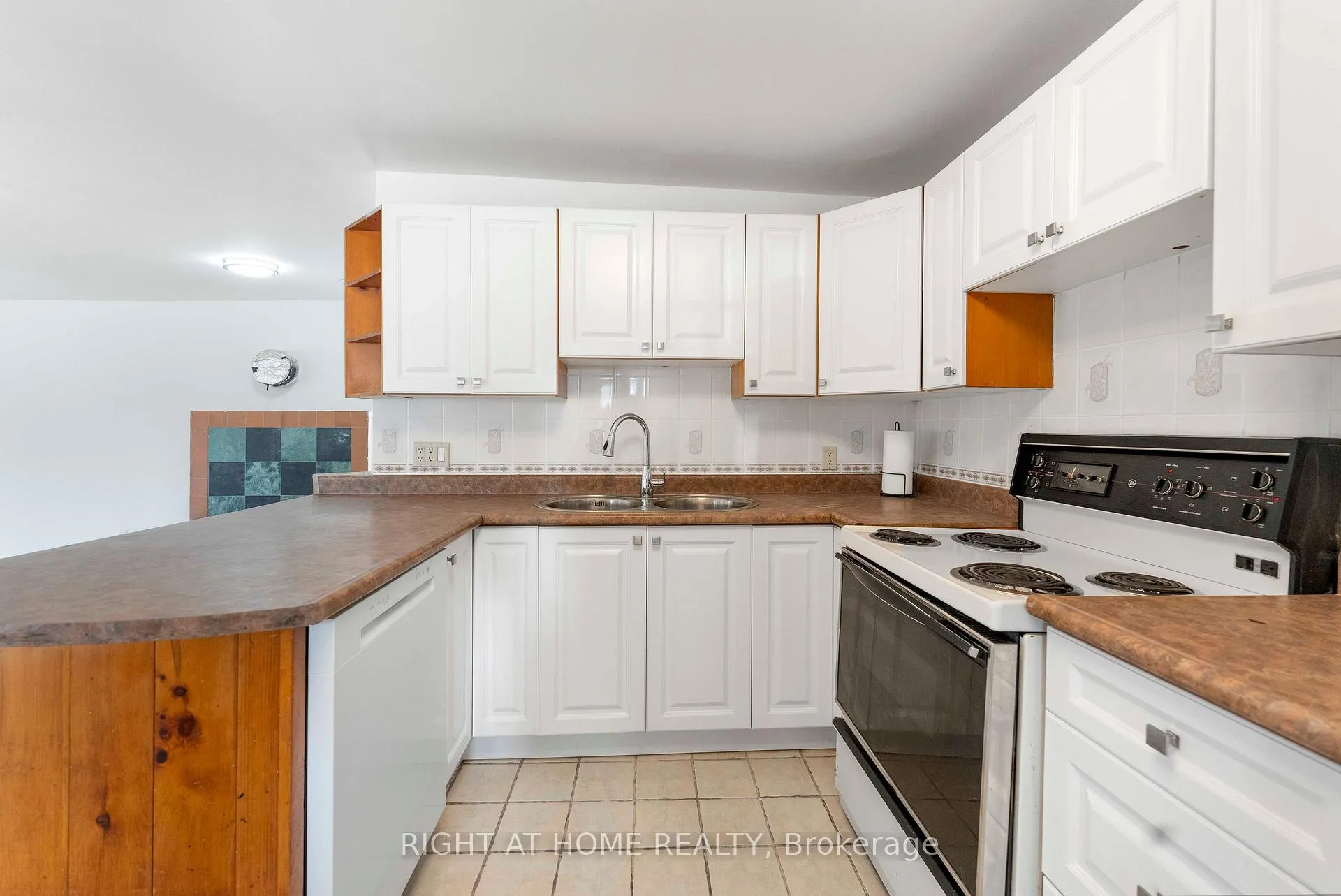 Photo 17 of 260 Beach Road, Innisfil, Gilford — HOMEH