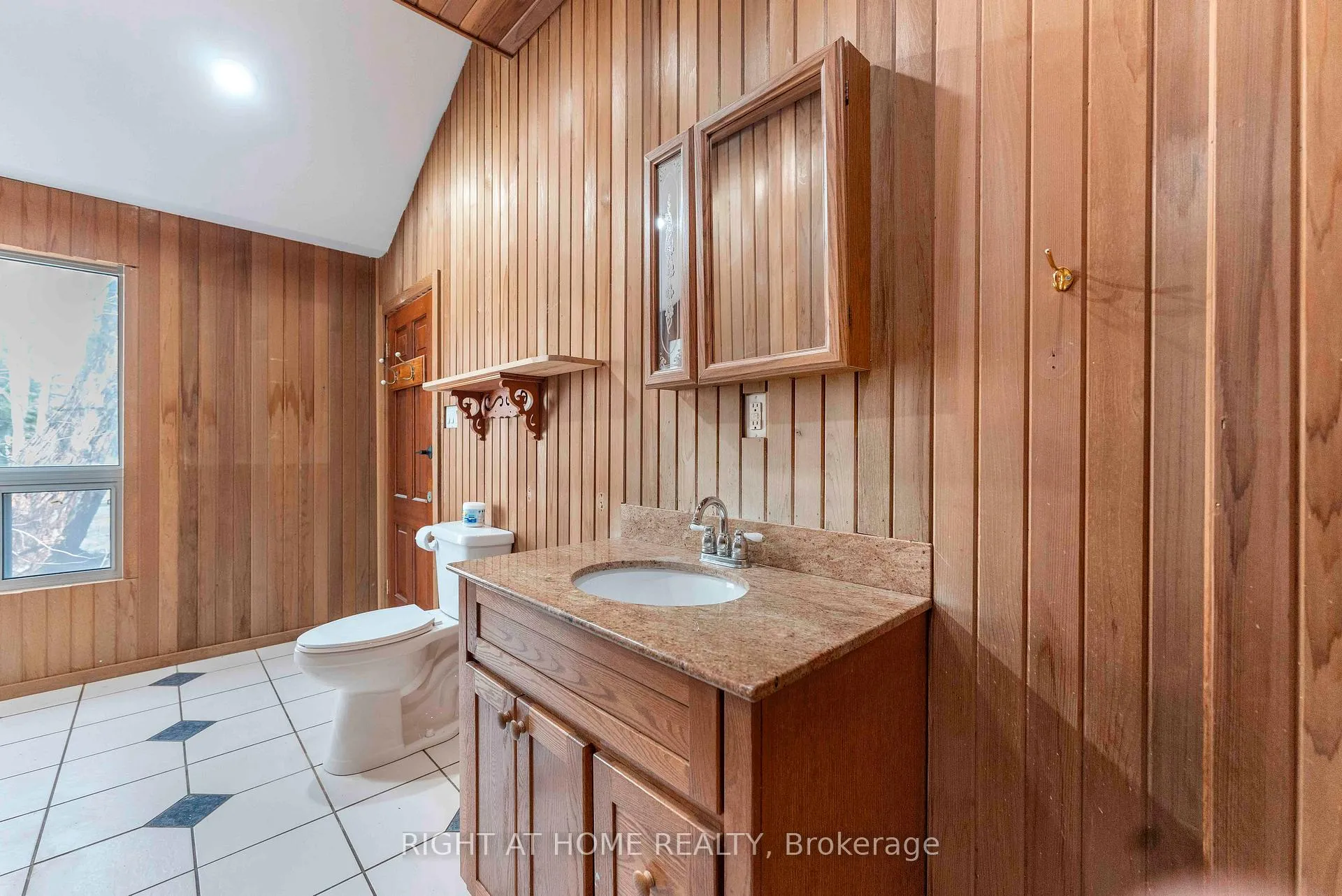 Photo 25 of 260 Beach Road, Innisfil, Gilford — HOMEH