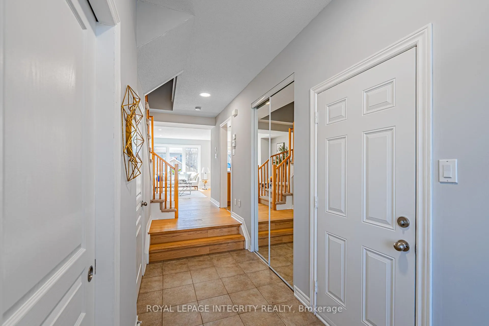 Photo 5 of 12 Saddlesmith Circle, Ottawa, Kanata - Emerald Meadows/Trailwest — HOMEH