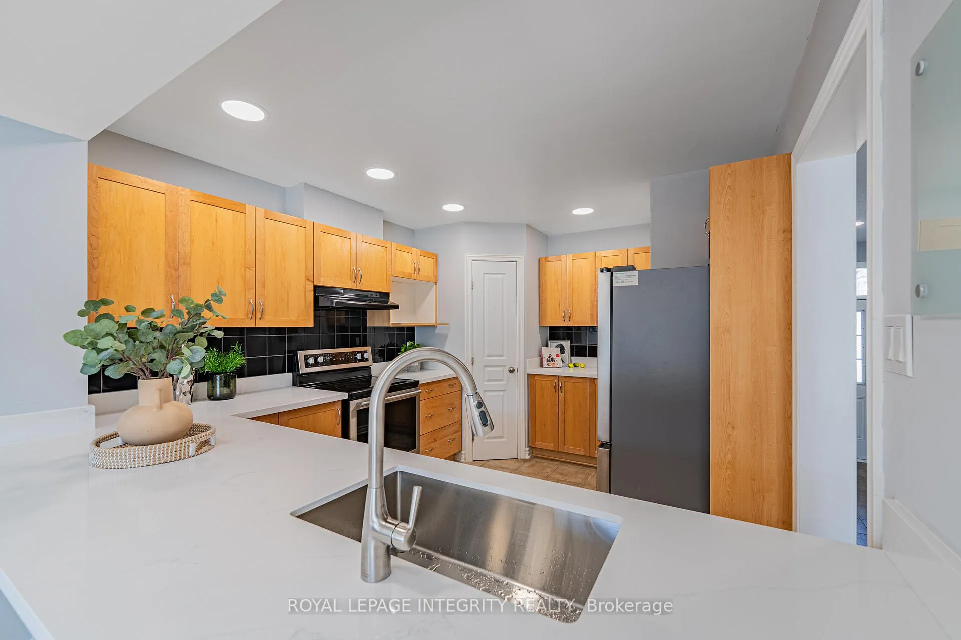 Photo 13 of 12 Saddlesmith Circle, Ottawa, Kanata - Emerald Meadows/Trailwest — HOMEH