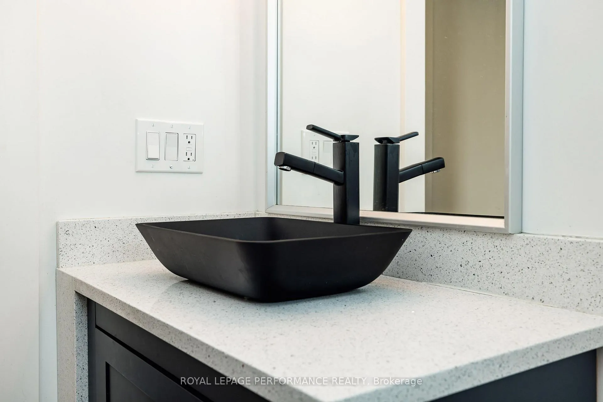 Photo 18 of 36 Largo Crescent, Ottawa, Meadowlands/Crestview — HOMEH