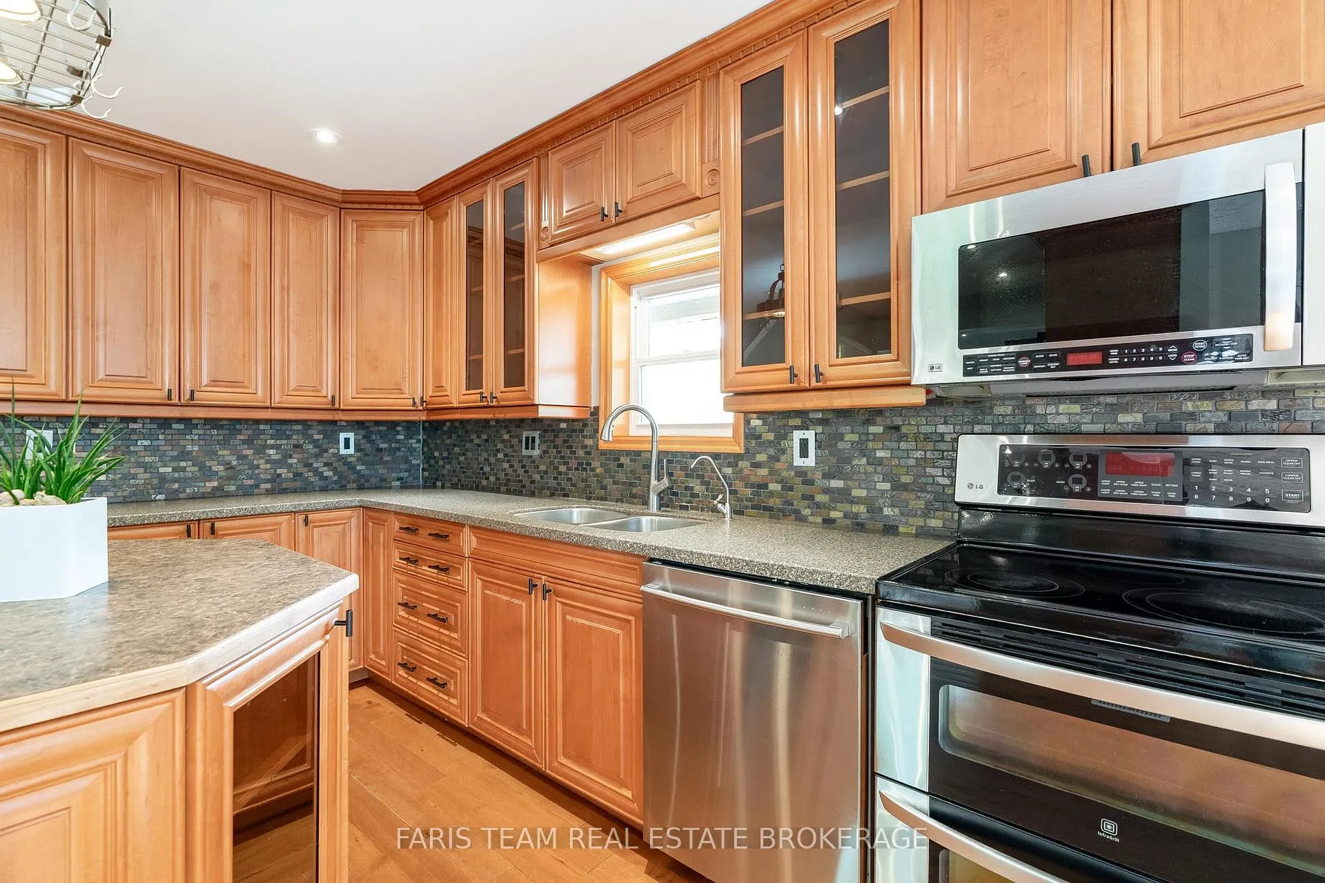 Photo 10 of 104 Knox Road E, Wasaga Beach — HOMEH