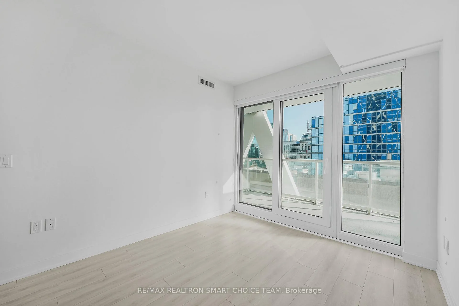 Photo 8 of Unit 1816, 230 Simcoe Street, Toronto, Kensington-Chinatown — HOMEH