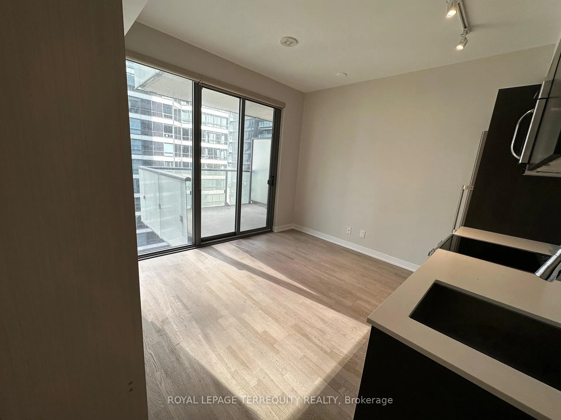 Photo 3 of Unit 904, 57 St. Joseph Street, Toronto, Bay Street Corridor — HOMEH