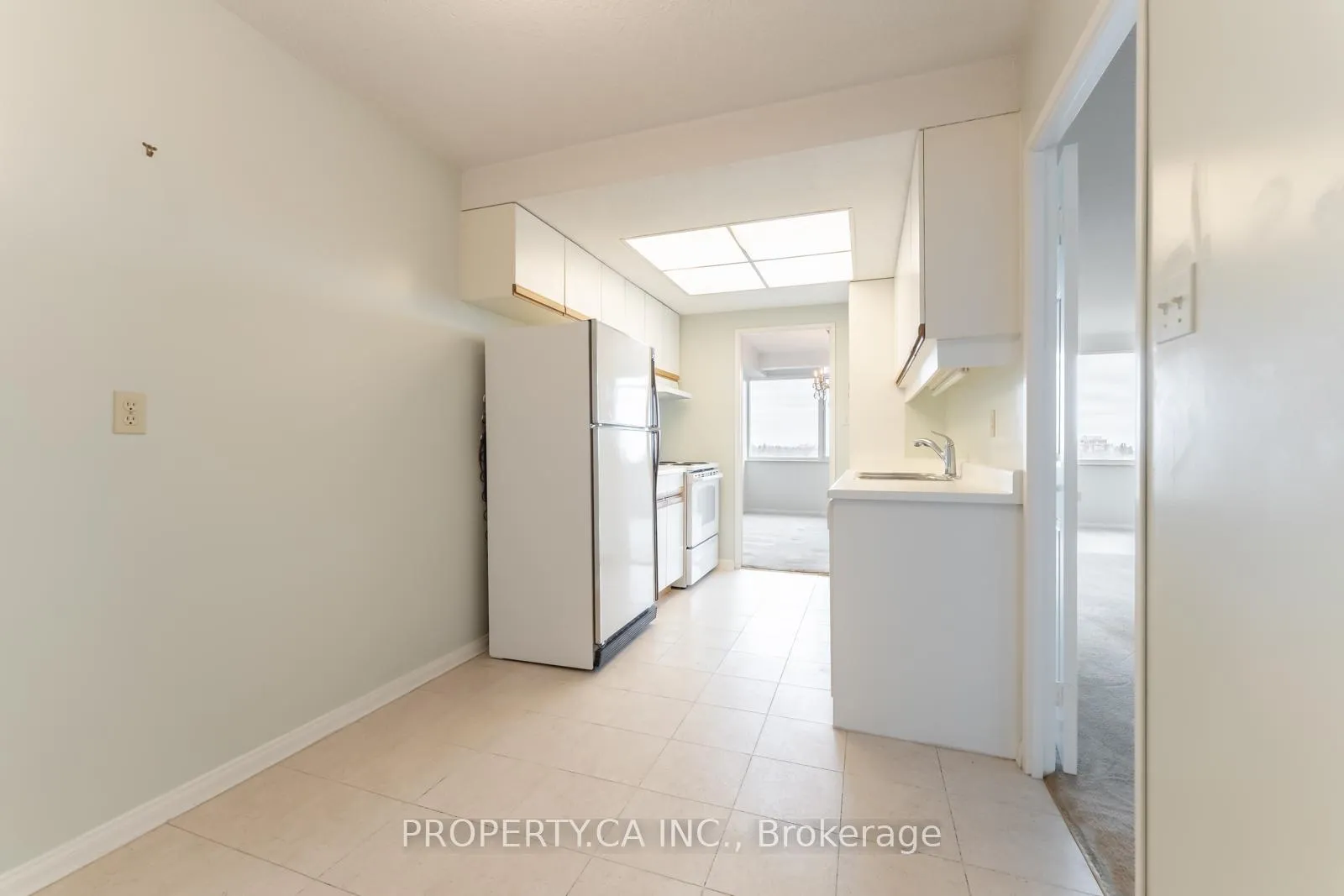 Photo 13 of Unit 802, 3000 Bathurst Street, Toronto, Englemount-Lawrence — HOMEH