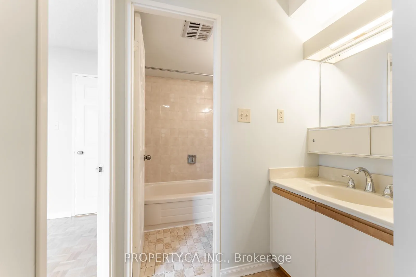 Photo 23 of Unit 802, 3000 Bathurst Street, Toronto, Englemount-Lawrence — HOMEH