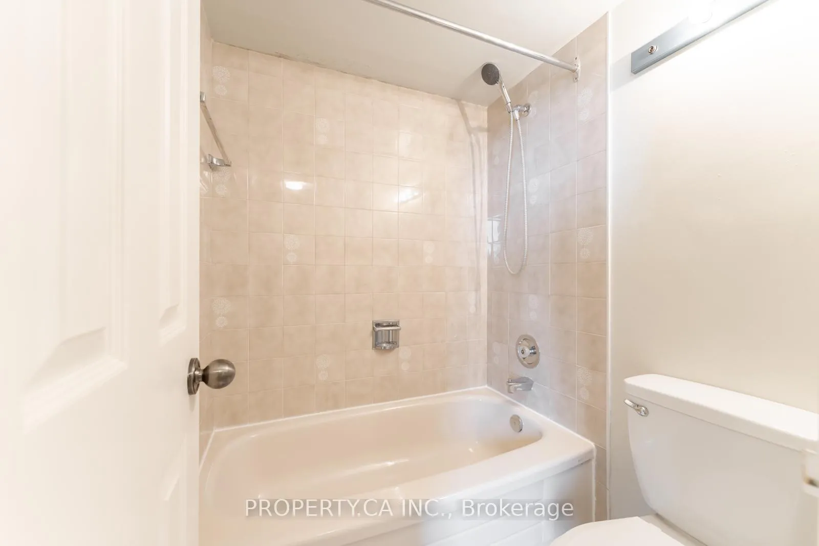 Photo 25 of Unit 802, 3000 Bathurst Street, Toronto, Englemount-Lawrence — HOMEH