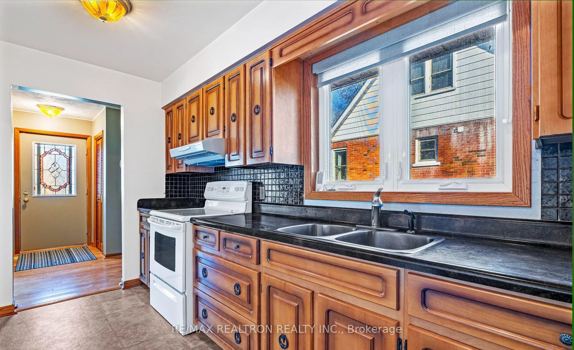 Photo 6 of 143 Peel Street, Barrie, Wellington — HOMEH