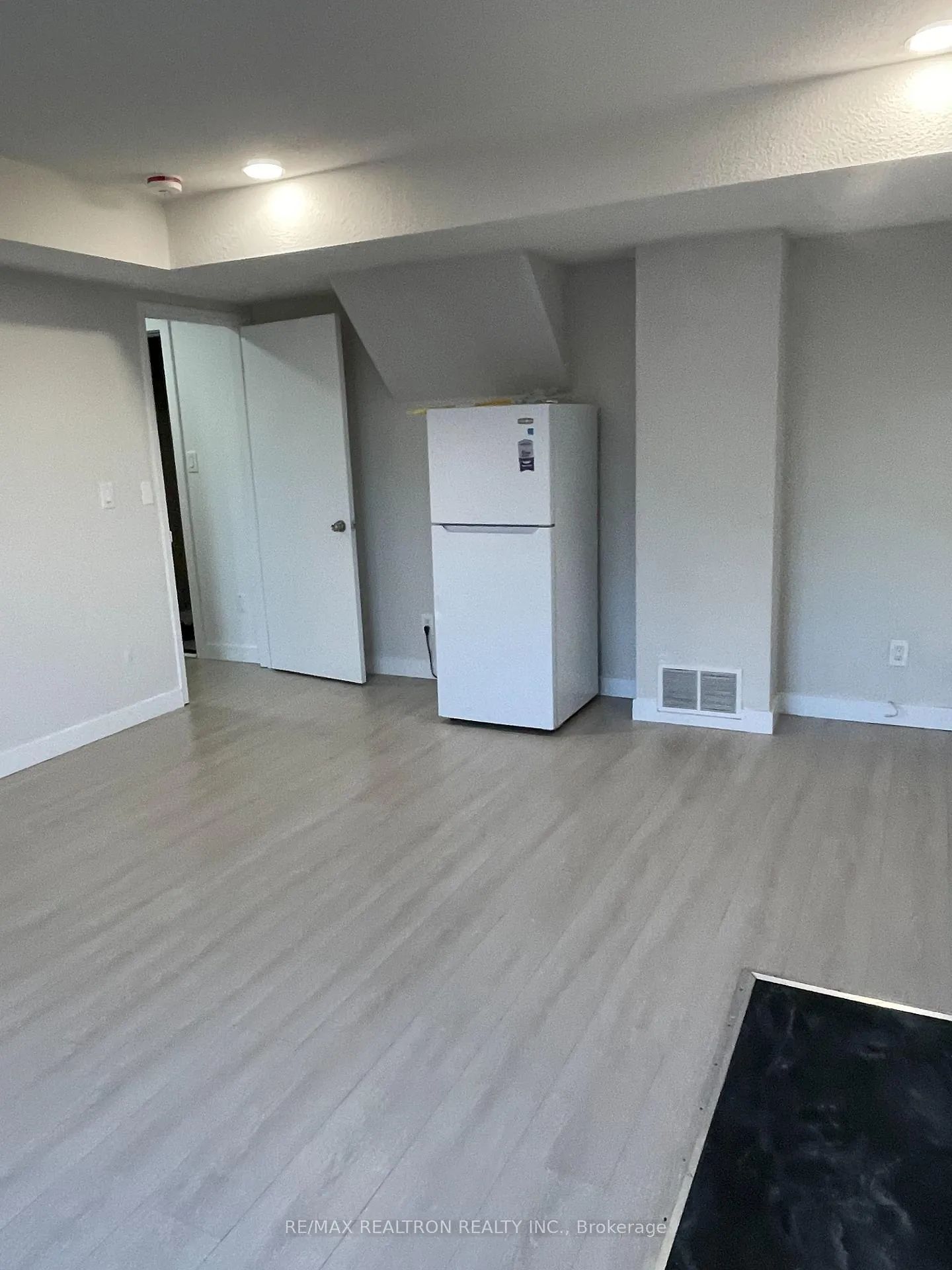 Photo 12 of 143 Peel Street, Barrie, Wellington — HOMEH