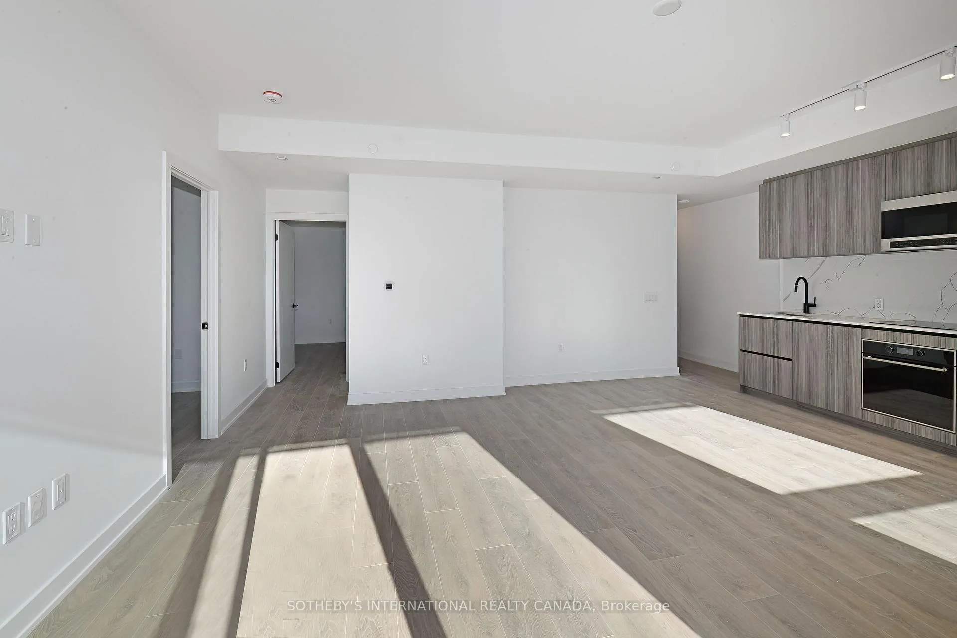 Photo 5 of Unit 1102S, 127 Broadway Avenue, Toronto, Mount Pleasant West — HOMEH