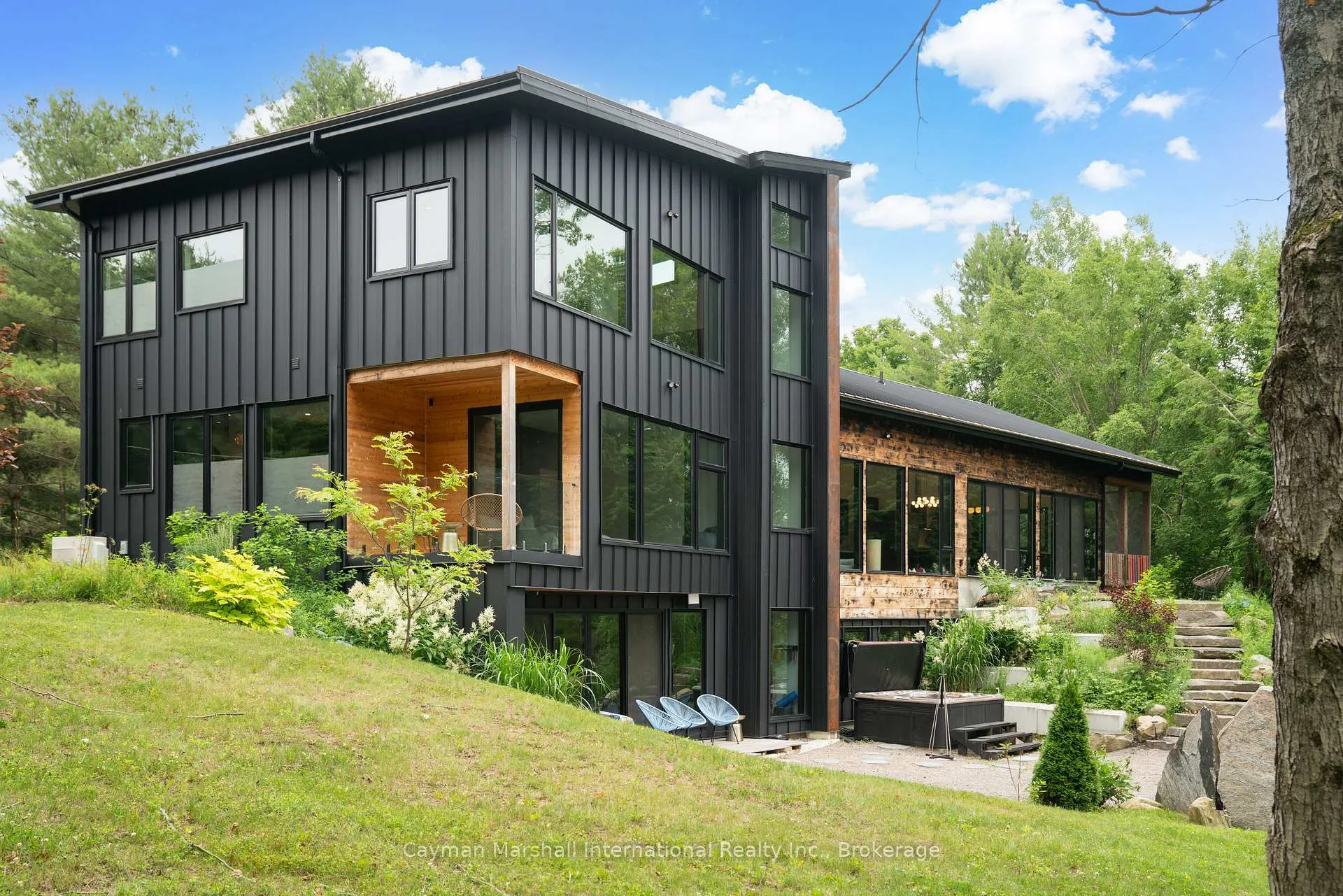 Photo 2 of 1016 Zoe Lane, Bracebridge, Macaulay — HOMEH