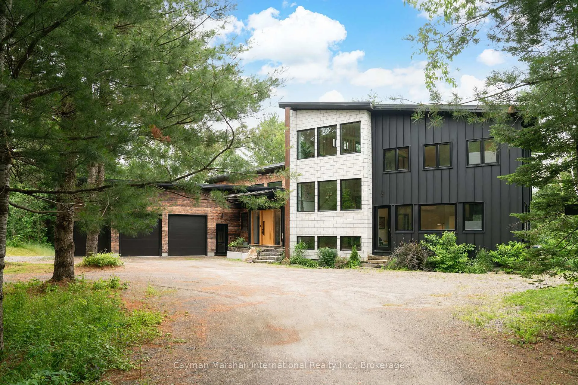 Photo 3 of 1016 Zoe Lane, Bracebridge, Macaulay — HOMEH