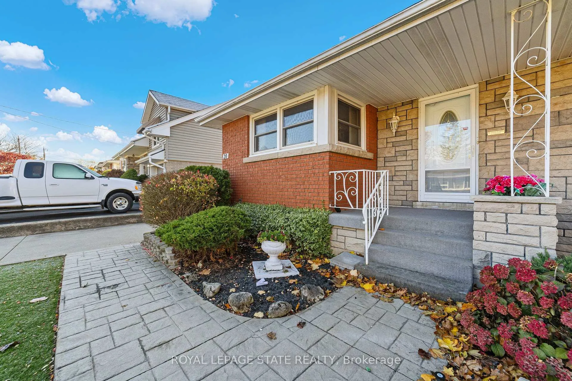 Photo 4 of 20 Burwell Avenue, Hamilton, Stoney Creek — HOMEH