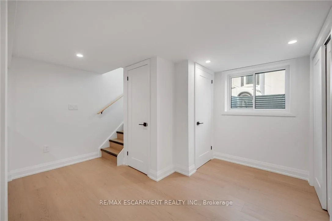 Photo 3 of 1339 Augustine Drive, Burlington, Mountainside — HOMEH