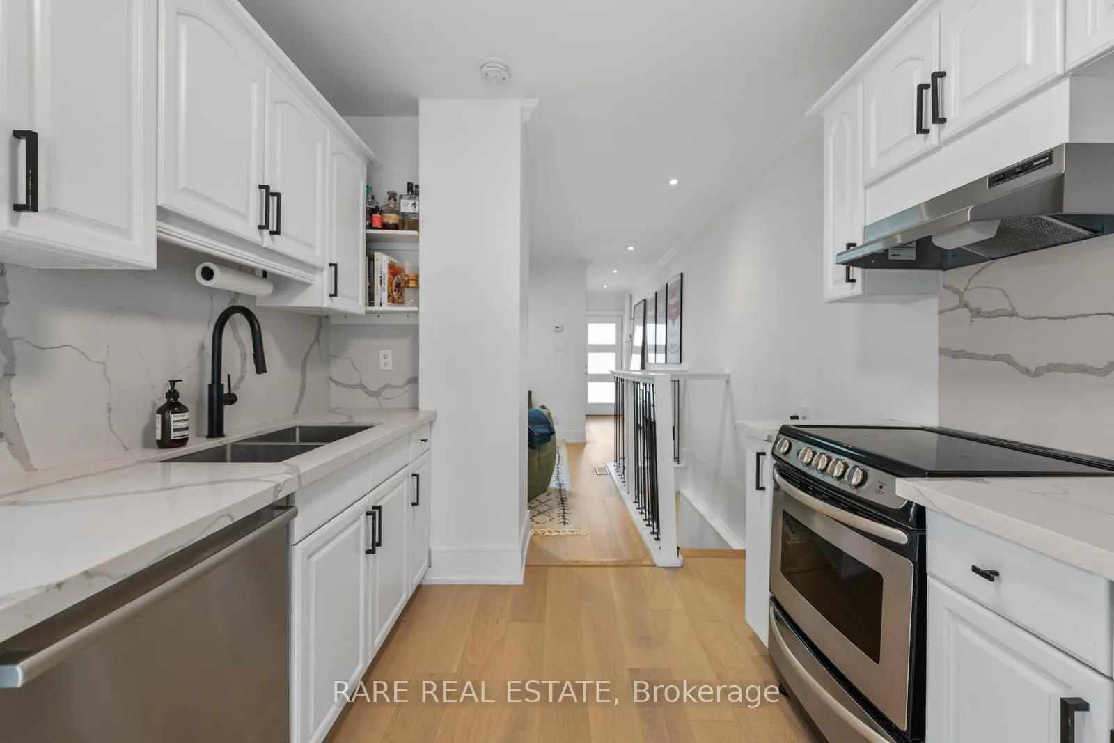 Photo 10 of 283 Chisholm Avenue, Toronto, Woodbine-Lumsden — HOMEH