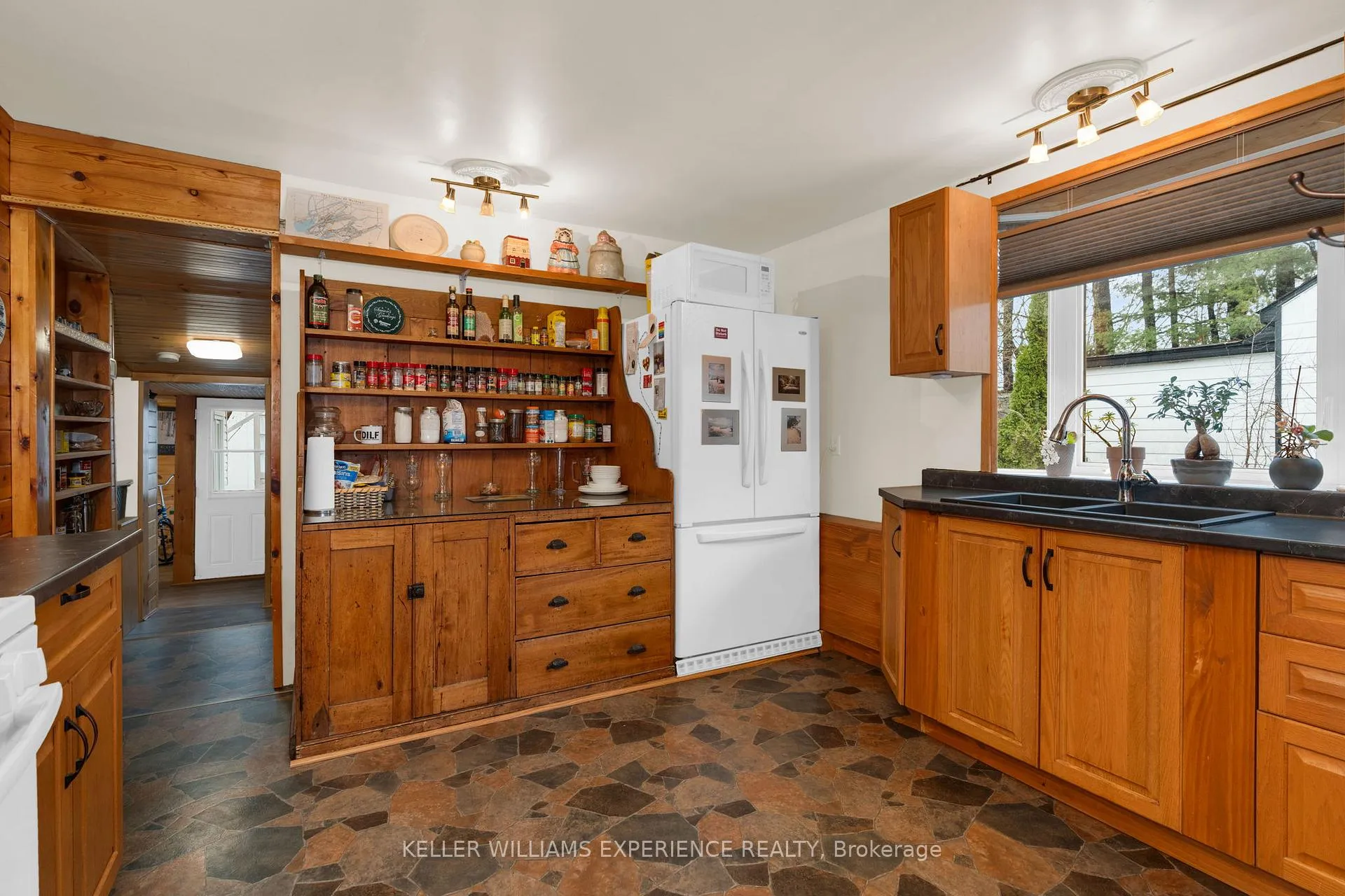 Photo 5 of 520 First Street N, Gravenhurst, Muskoka (S) — HOMEH