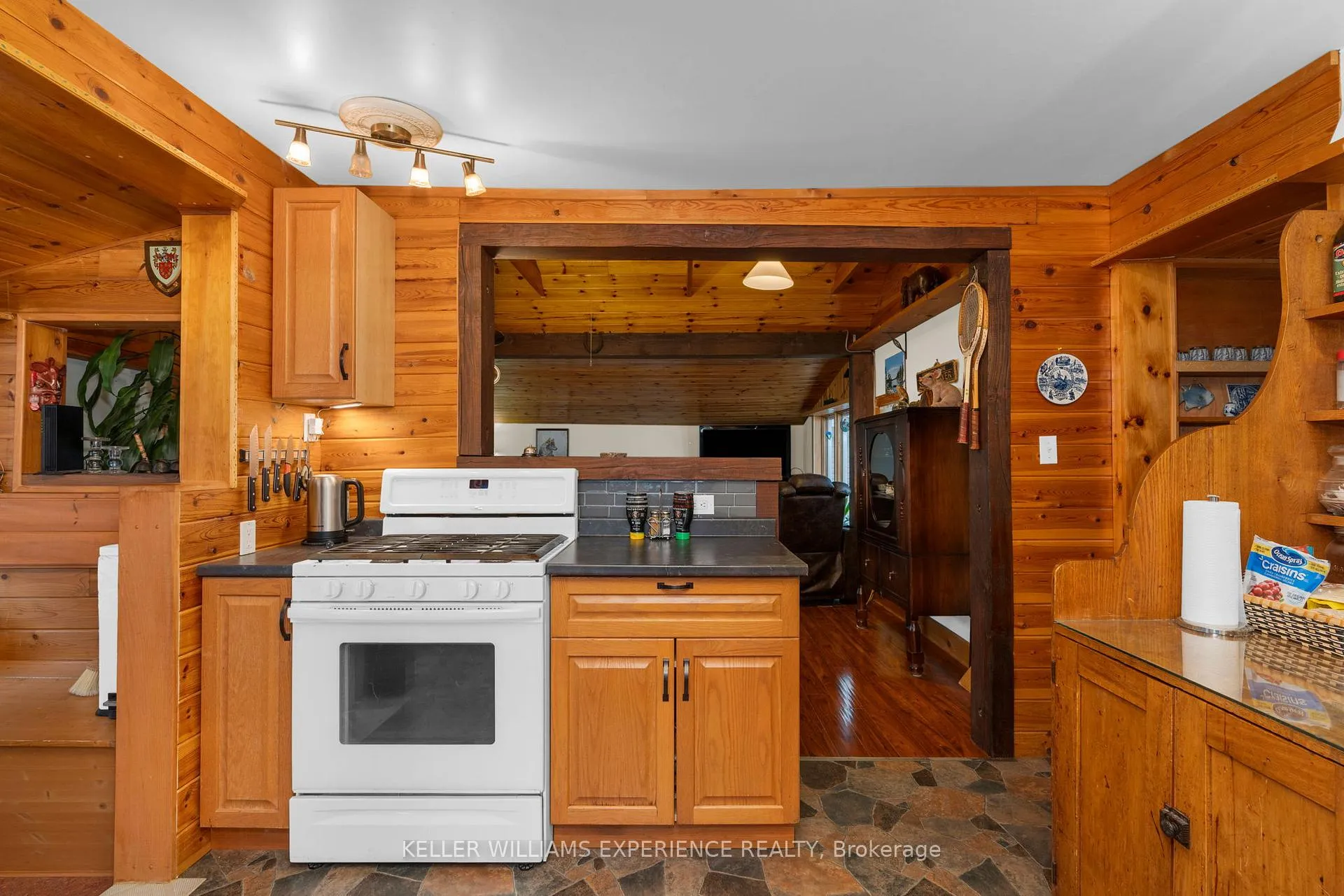 Photo 7 of 520 First Street N, Gravenhurst, Muskoka (S) — HOMEH