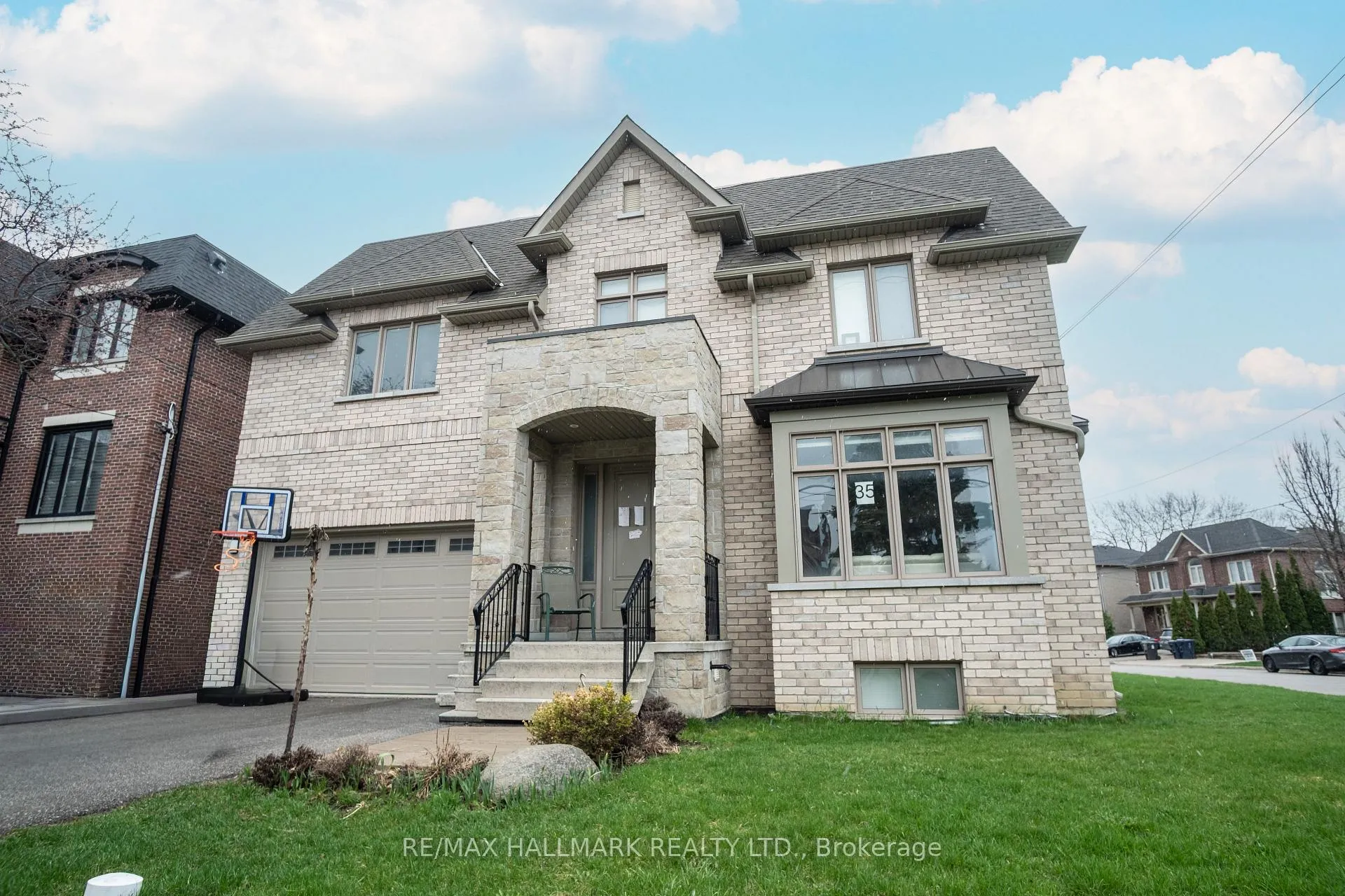 Photo 12 of 35 Roberta Drive, Toronto, Englemount-Lawrence — HOMEH