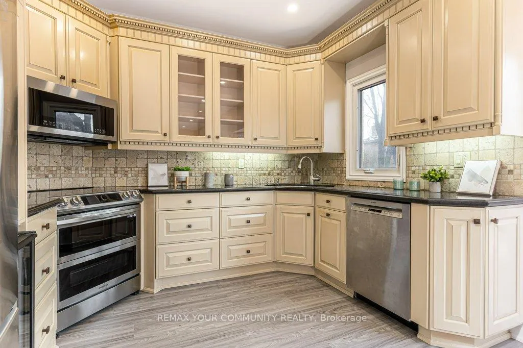 Photo 10 of 21 Millbrook Gate, Markham, Buttonville — HOMEH