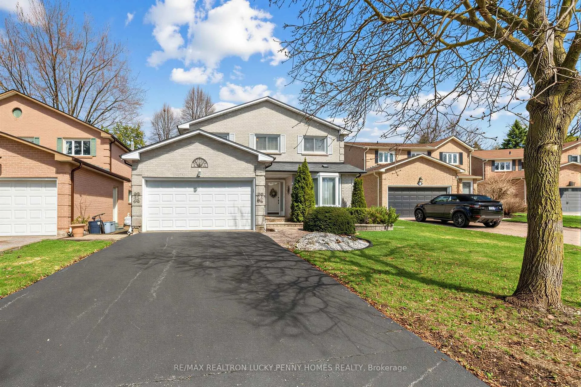 Photo 2 of 10 Hastings Drive, Markham, Unionville — HOMEH